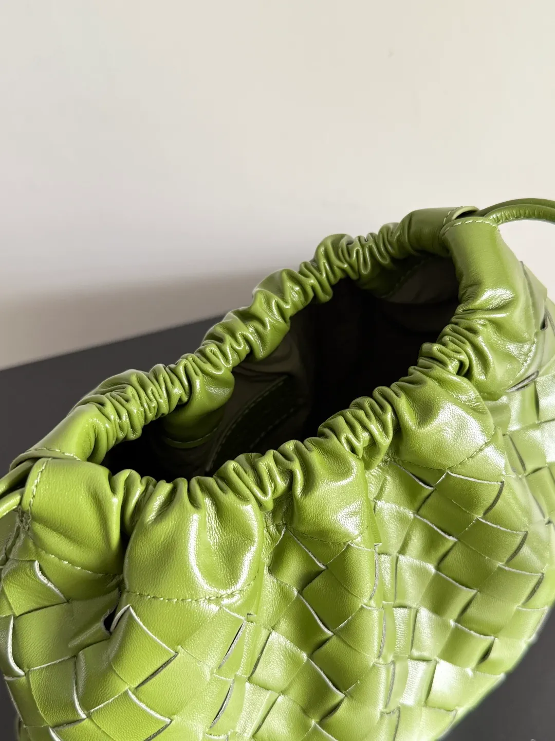 Batch 1560 Armpit bags have become a fashionable item that every girl has in their hands in recent years🛍️. The elegant and simple style has won the love of many people of different ages. However, there is an unavoidable trouble with armpit bags, that is, the capacity is too small, and BOTTEGA VENETA’s new Dustbag Considering people's travel needs, the capacity of garbage bags has been greatly upgraded. Folding umbrellas, water cups, and girls' makeup powder and lipstick can all be accommodated. It is very light and resistant to dirt. Even if you have a lot of things when traveling, it can reduce the burden to a certain extent. The shoulder straps are buckled and can be changed at will. It can be used for hand holding or as the liner of a large bag. After the drawstring is drawn, it looks like a cloud bag. It is very suitable for concave styling when traveling in summer🙋🏻‍♀️ Style number: 796728 Size: 32*23*1cm